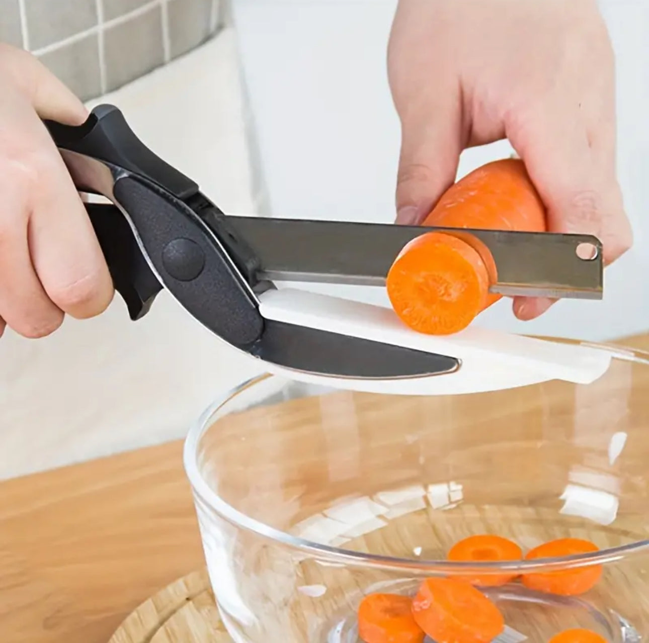 BrightStarAngel™ Smart Kitchen Scissors With Built-In Cutting Board